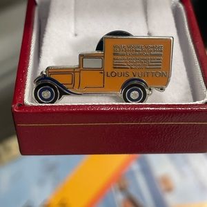 Louis Vuitton x pintrill limited musee exhibition pin and book